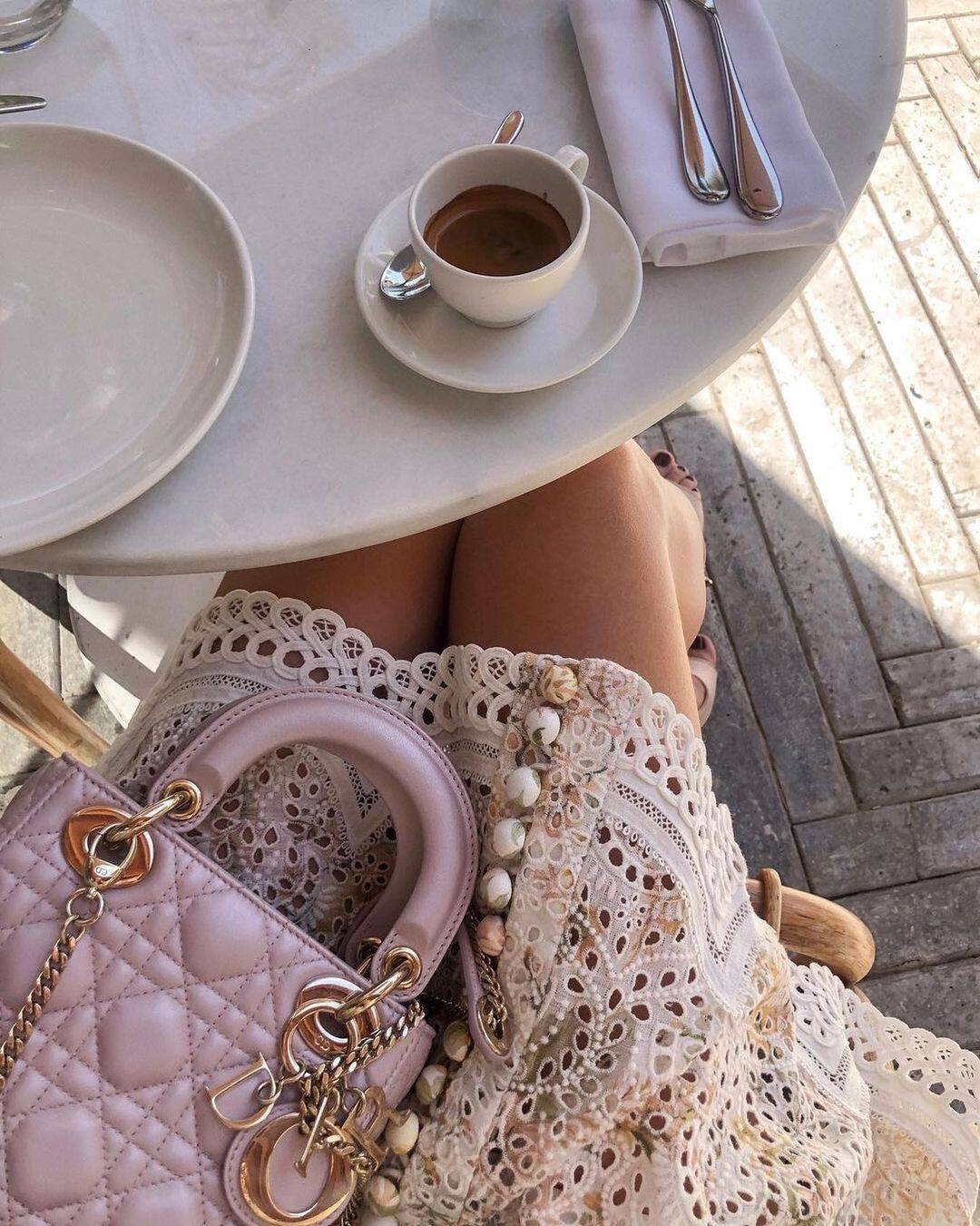 如果你去cafe有悉心打扮，當然不會滿足於只拍有咖啡的 #TableSituations ，適當地展現當天的 #ootd ，也是必需的。這個時候，你要取捨桌面位置，最理想效果是構圖上半部分是咖啡，下半部分是穿搭和手袋。