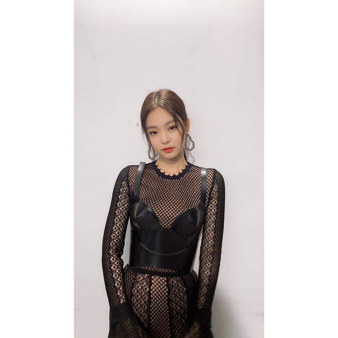 Jennie 在網紋連身裙上外搭皮革 croset Jennie 在網紋連身裙上外搭皮革 croset