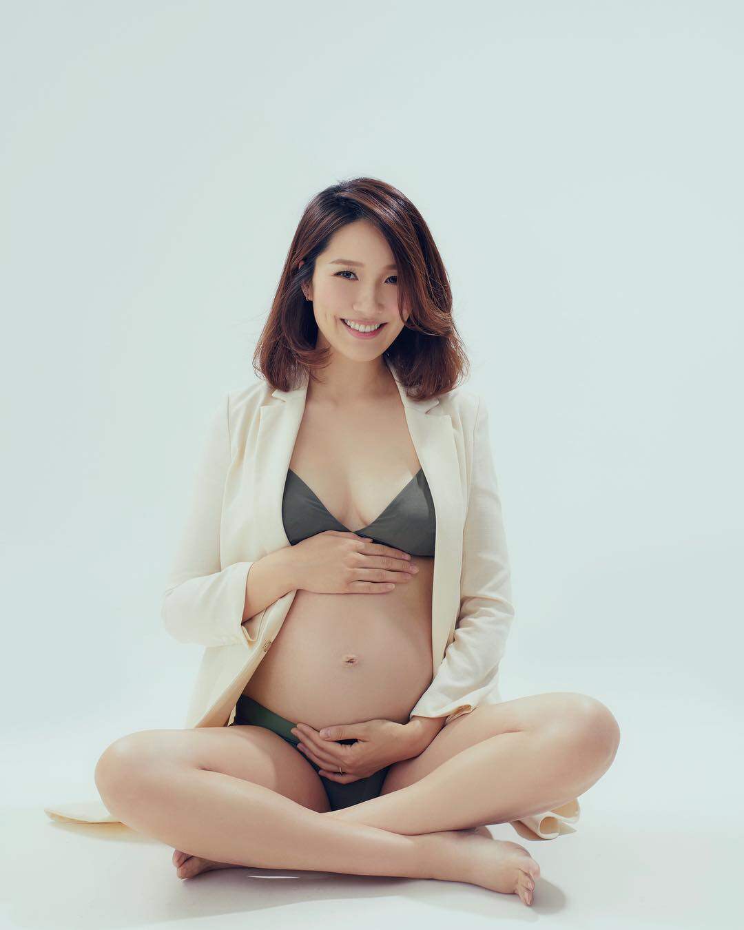 除了與王祖藍一起的孕照外，李亞男也上載數張單獨的孕照