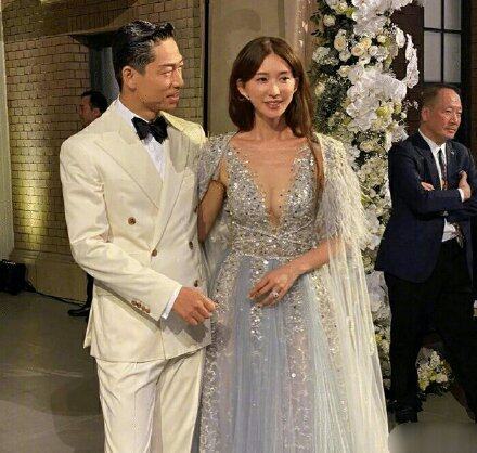 Jimmy Choo x The Atelier Couture 的冰晶藍禮服