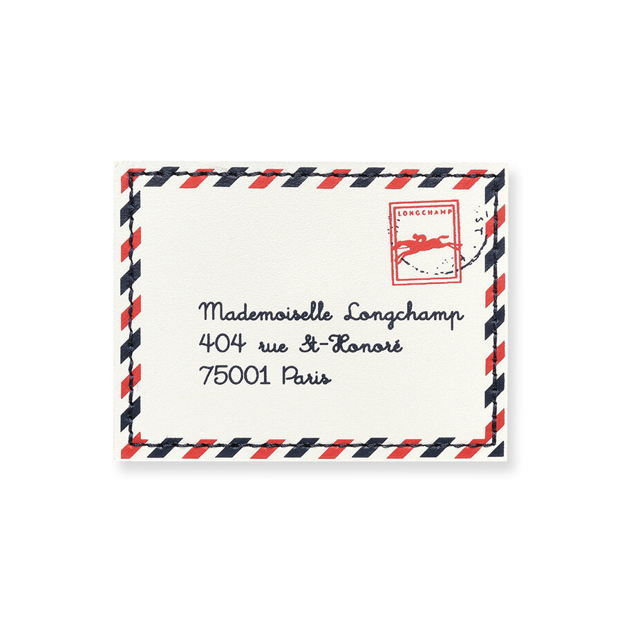 Longchamp主題的紅色L標誌，極之搶眼，而且具有代表性。信件徽章正能切合Le Pliage的旅遊靈感。
