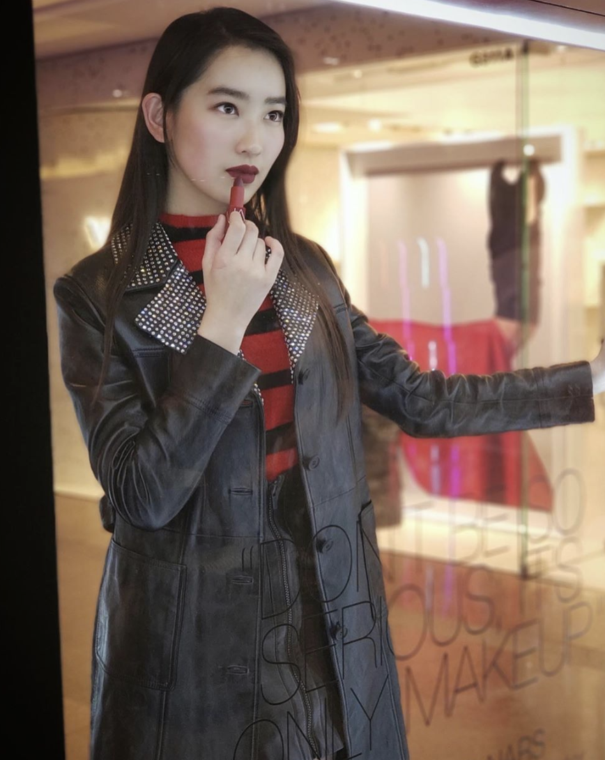 林愷鈴Ashley簽了導演杜琪峯旗下的公司出道,同時在港大修讀建築系。 林愷鈴Ashley簽了導演杜琪峯旗下的公司出道,同時在港大修讀建築系。