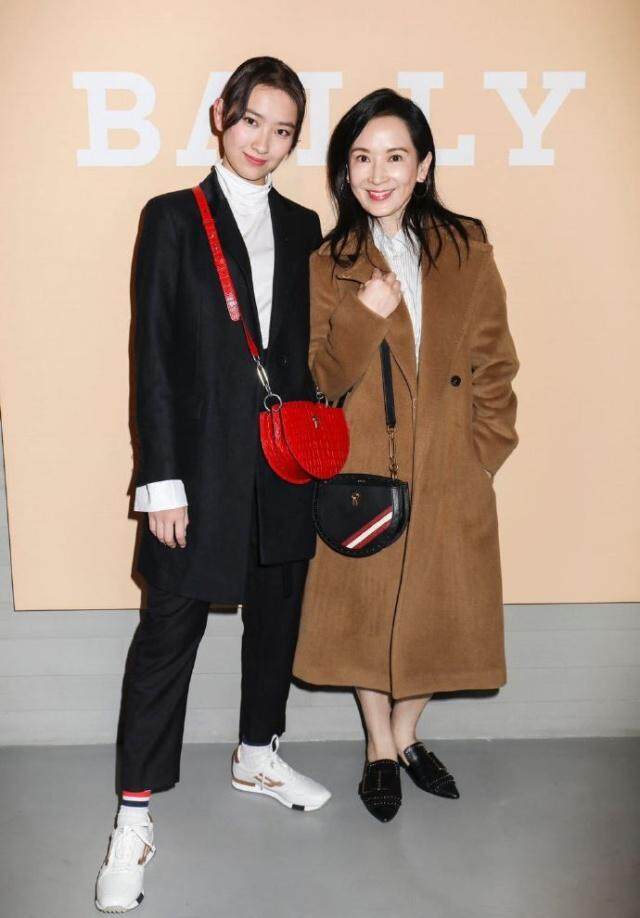 龔慈恩支持女兒入行,Ashley有自己的想法,以成為出色的唱作歌手為目標。 龔慈恩支持女兒入行,Ashley有自己的想法,以成為出色的唱作歌手為目標。