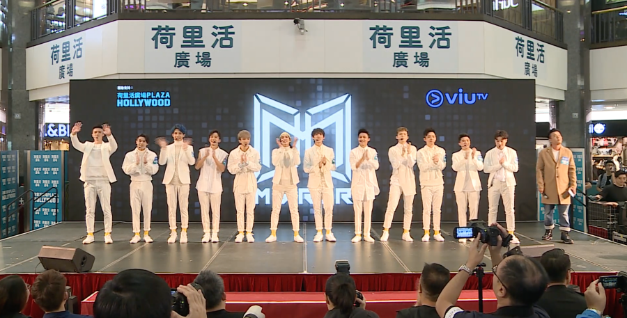 Mirror 在活動上表演第一首派台單曲《一秒間》，12人均穿上全白造型，上半身各有不同款式，而下半身均一起穿白色九分褲元黃色襪，模仿韓國男團的造型。