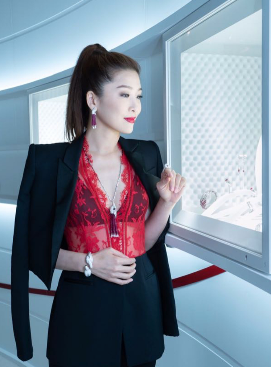 雖然身材不算豐胸，但是Niki懂得利用穿搭營造出若隱若現的性感，紅色貼