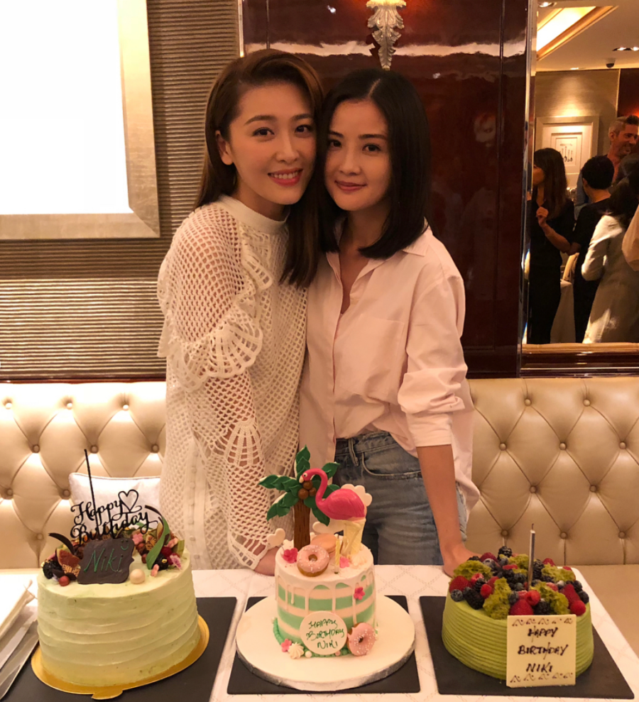 穿上透網白色連身裙的Niki 獲閨蜜阿Sa蔡卓妍替她慶祝生日，兩位美女都