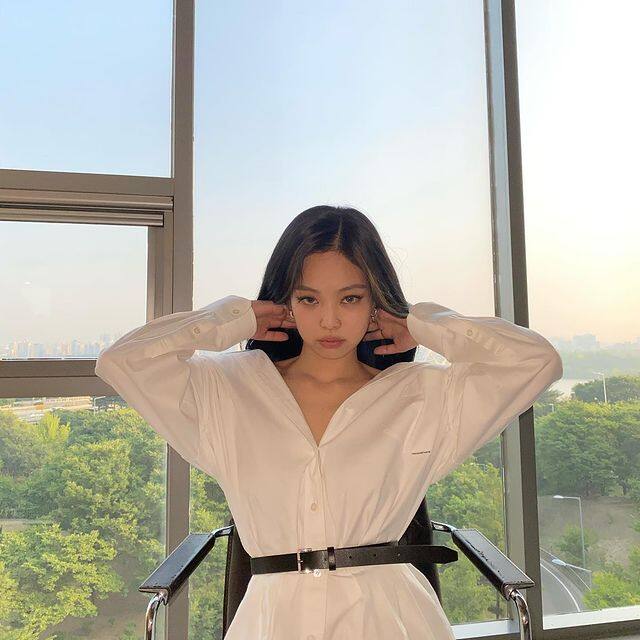作為「人間香奈兒」的Jennie穿搭技巧超高,絕對值得每位女生學起來!Jennie把一件平平無奇的白恤衫配上黑色皮帶,是非常聰明的做法,因為這樣可以提高腰線,有助修飾小腹及顯高。 另一個貼士是把領口的鈕扣盡量扣低一點,呈現V領效果,露出性感鎖骨,達至顯瘦效果。最重要的是,這種穿搭能夠發揮極致的女人味,非常適合下班後與男朋友約會! 作為「人間香奈兒」的Jennie穿搭技巧超高,絕對值得每位女生學起來!Jennie把一件平平無奇的白恤衫配上黑色皮帶,是非常聰明的做法,因為這樣可以提高腰線,有助修飾小腹及顯高。 另一個貼士是把領口的鈕扣盡量扣低一點,呈現V領效果,露出性感鎖骨,達至顯瘦效果。最重要的是,這種穿搭能夠發揮極致的女人味,非常適合下班後與男朋友約會!