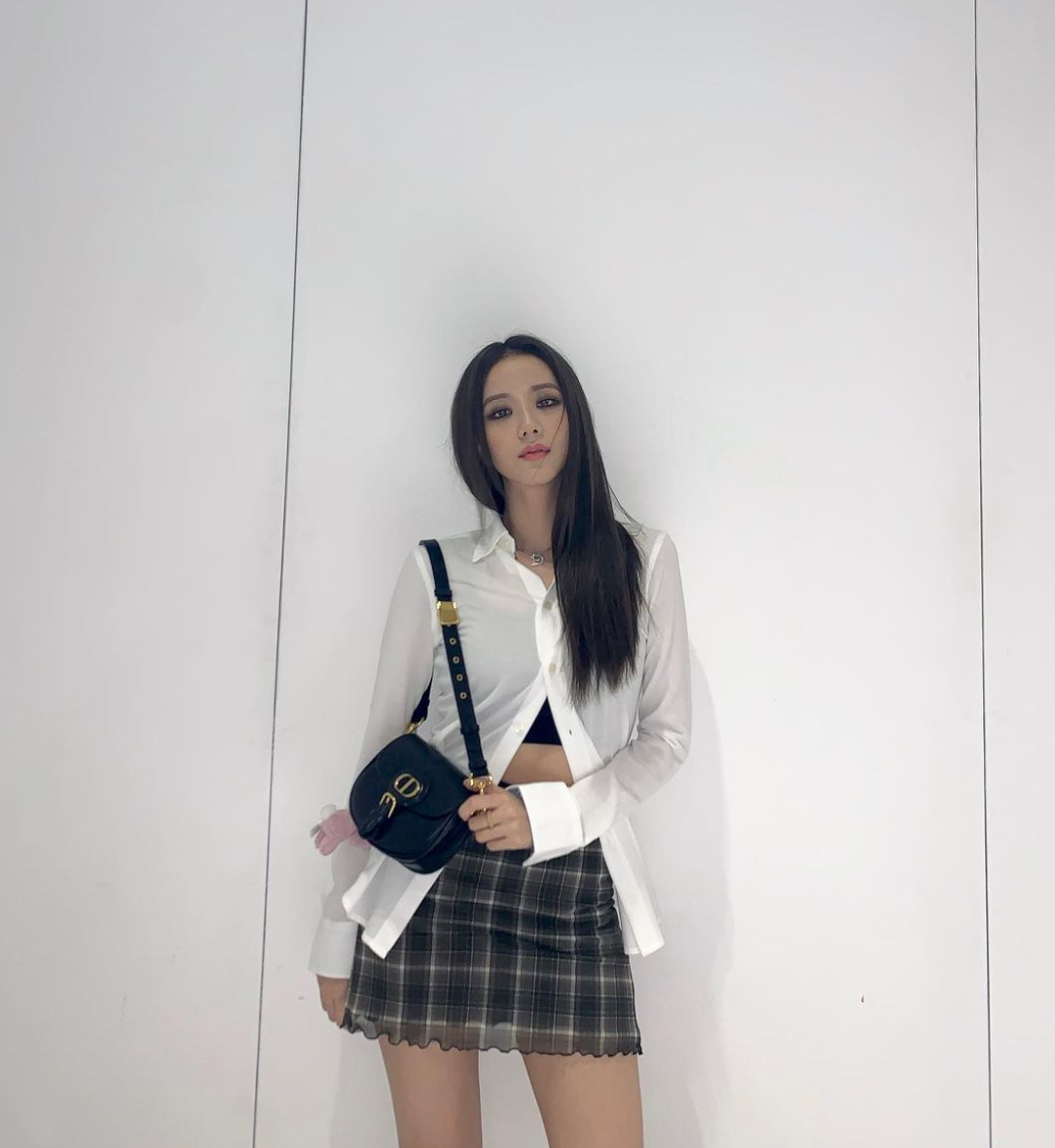 來到週末,女生們可以穿性感一點的衣服去野餐或約會。把白恤衫當外套穿不是新鮮事,但Jisoo的穿搭技巧是內裡襯一件性感的黑色crop top,帶有約隱約現效果,是女生必學的獵男穿搭術。如果你平時有做虐腹運動,可以露腰的話,像Jisoo一樣不扣最後的兩三顆鈕扣,更流露性感撩人的姿態。 來到週末,女生們可以穿性感一點的衣服去野餐或約會。把白恤衫當外套穿不是新鮮事,但Jisoo的穿搭技巧是內裡襯一件性感的黑色crop top,帶有約隱約現效果,是女生必學的獵男穿搭術。如果你平時有做虐腹運動,可以露腰的話,像Jisoo一樣不扣最後的兩三顆鈕扣,更流露性感撩人的姿態。
