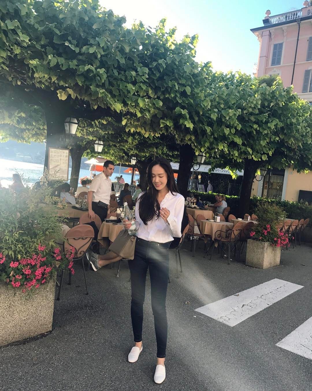 白恤衫配牛仔褲是最長青的穿搭,也是法國女人非常喜歡的穿搭之一。Jessica以白恤衫配黑色牛仔褲,有一種乾淨俐落的感覺,比常見的藍色牛仔褲更覺特別。編輯以下推介Mother的牛仔褲是名模們如Gigi Hadid及Kendall Jenner愛穿的品牌之一,因為它物料舒服,而且非常顯瘦顯高,大約$1500元便可穿上名模們的愛牌,CP值很高,非常值得入手。 白恤衫配牛仔褲是最長青的穿搭,也是法國女人非常喜歡的穿搭之一。Jessica以白恤衫配黑色牛仔褲,有一種乾淨俐落的感覺,比常見的藍色牛仔褲更覺特別。編輯以下推介Mother的牛仔褲是名模們如Gigi Hadid及Kendall Jenner愛穿的品牌之一,因為它物料舒服,而且非常顯瘦顯高,大約$1500元便可穿上名模們的愛牌,CP值很高,非常值得入手。