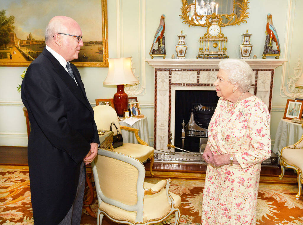 英女皇接見高級專員 George Brandis，把手袋放上椅子，代表她願意花時間與他交談