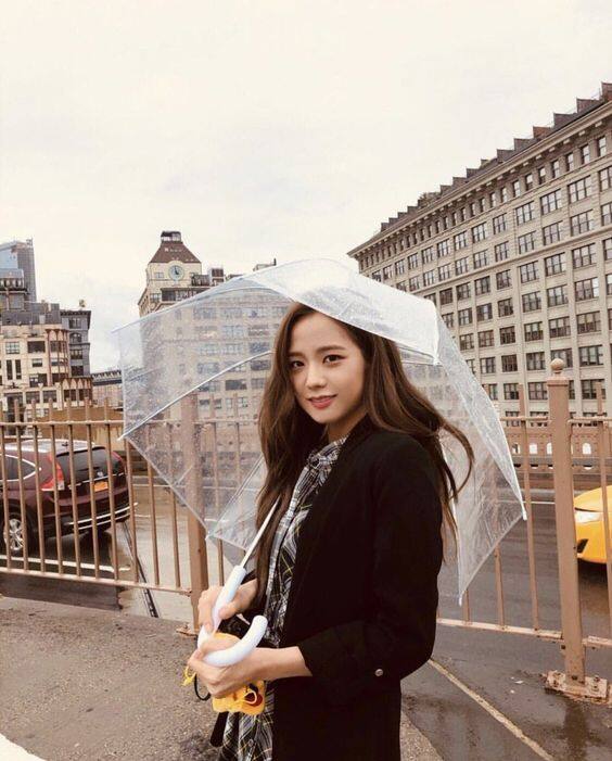 日本人喜歡在雨季的時候用透明傘，因為可以望到傘外的風景，讓心情愉快一點。韓國人把透明傘改良成彩色的彩虹雨傘，半透彩色非常吸睛可愛，彷彿在傘內綻放彩虹，輕鬆攻陷女生的心。如果你不喜歡透明彩色，有一些雨傘的的外在布料是黑色，內在布料是插畫圖案，一樣能讓人心情大好！編輯已經悄悄地把它加到購物車了！