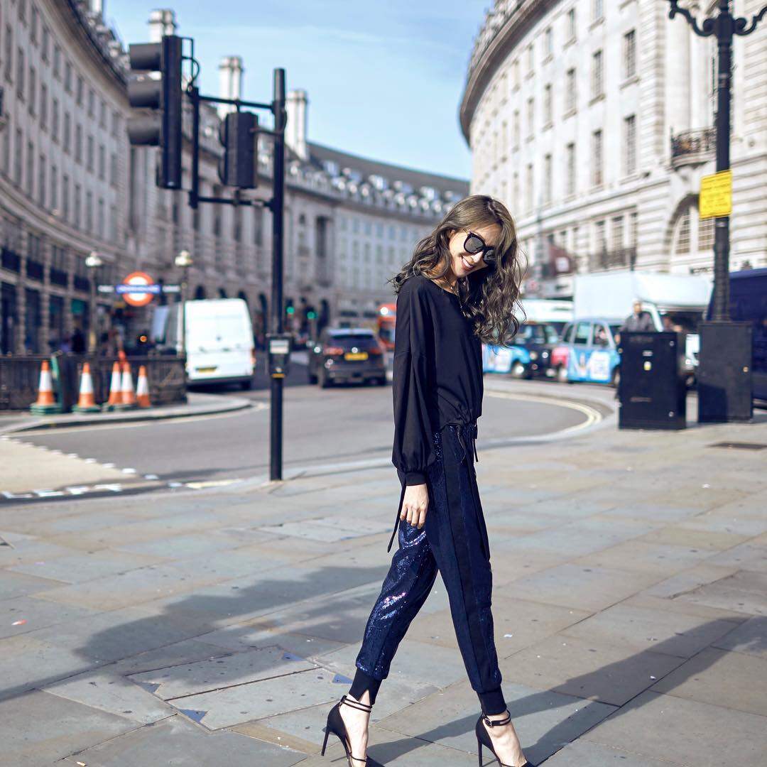 在倫敦， 隋棠就這樣每天穿上高跟鞋和秋冬新裝在街上走來走去