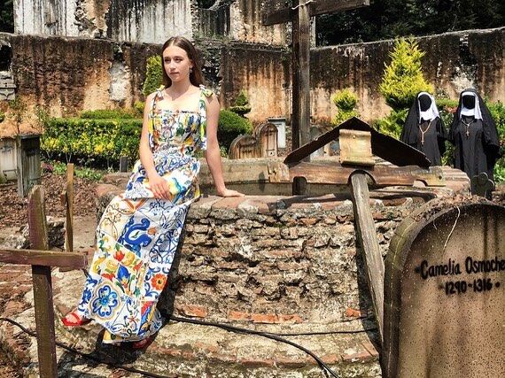 Taissa Farmiga喜歡色彩豐富的服裝，這件D&G 吊帶長裙相信就是她的那杯茶！