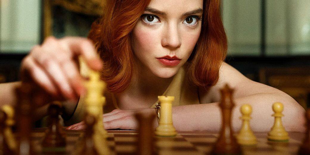很多人以為《后翼棄兵》是真人真事，其實它是改編自同名熱門小說，講述來自孤兒院的Beth Harmon的驚人棋藝天賦，到成為世界一流棋手。那個年代國際象棋是男人玩意，所以女主角Anya Taylor Joy征戰各大棋局，擊敗各男性選手，每一集總是流露女權主義色彩。除了棋藝及女權外，它更是一套關於成長及濫藥的電影，劇中元素非常豐富，所以才能穩奪100％零負評。