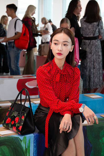 Michael Kors 的玫瑰花圖案手袋呼應紅黑穿搭 Michael Kors 的玫瑰花圖案手袋呼應紅黑穿搭