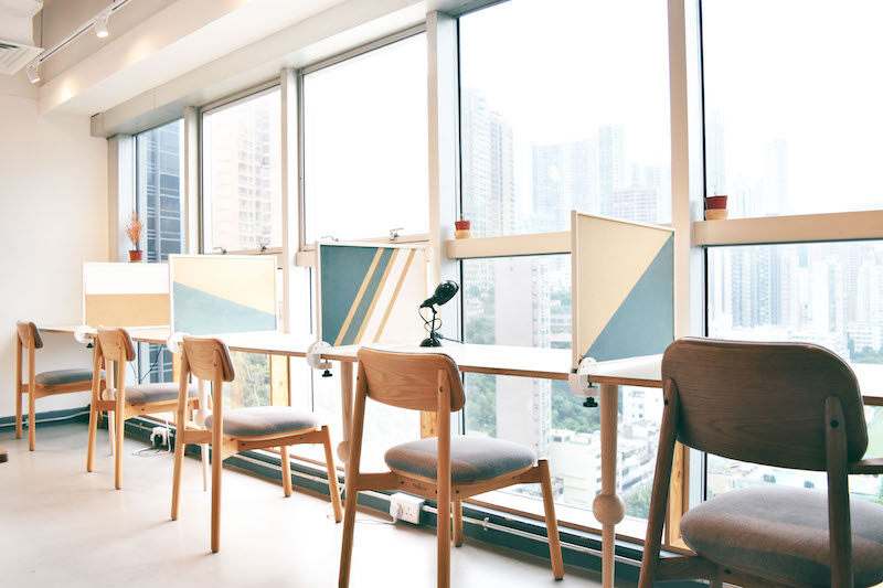 Desk One寧靜空間以獨立座位為主，為需要寧靜及高度專注的用者而設