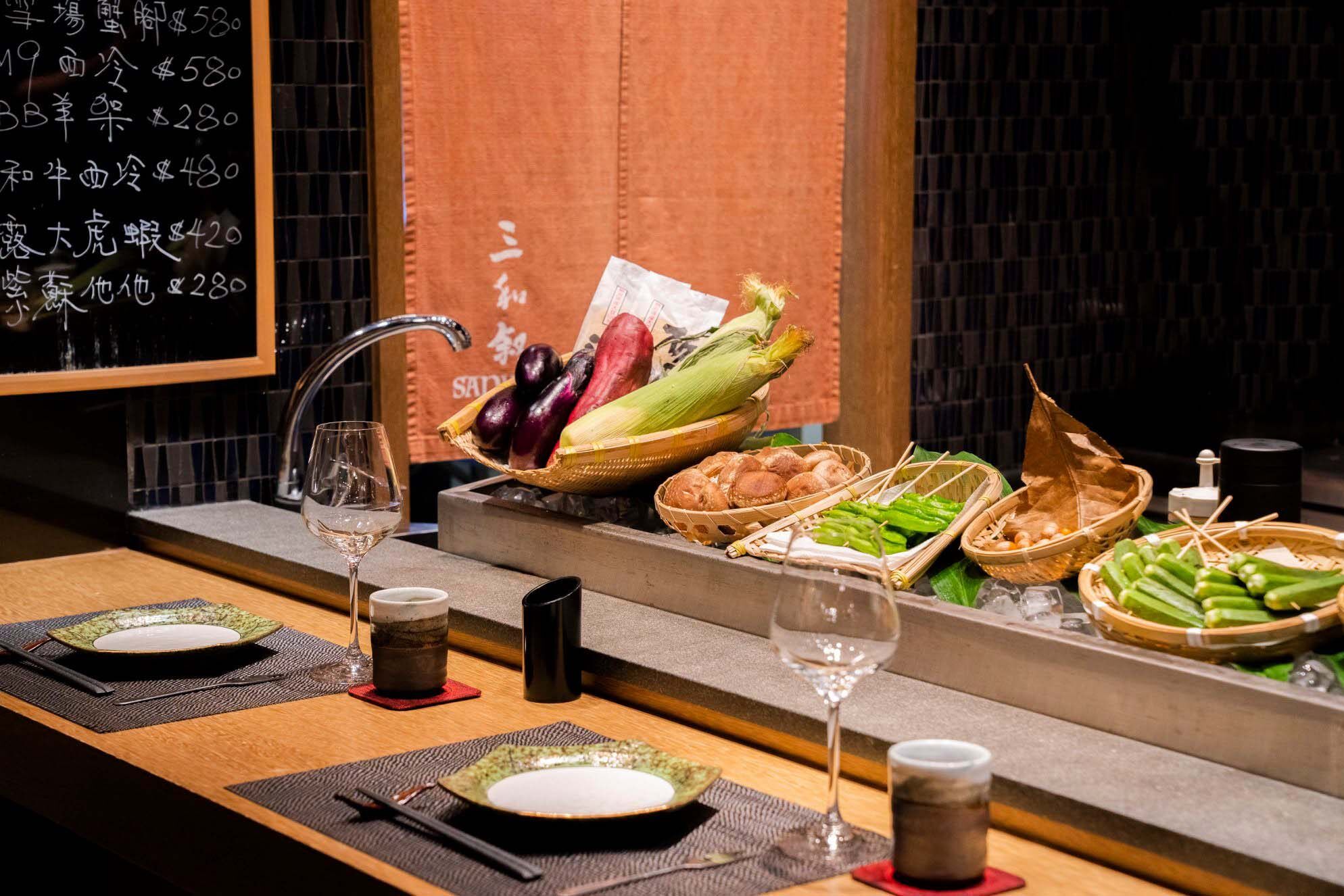 在九龍城一幢獨立大樓內的「三和敘」是一家日式餐飲概念餐廳，每層主打各種日本料理，包括：壽司、鐵板燒、爐端燒及和食。餐廳典雅的和式裝潢，再配上淺木色日系設計，感受到無比舒適的空間感。 它們特別配合開放式廚房設計，讓客人可以和廚師們聊天閒談，享受一頓難忘的愉悅的用餐體驗。三和敘的主廚嚴選時令食材，奉行不時不食的態度，確保為客人奉上的食物一定是最鮮甜優質。