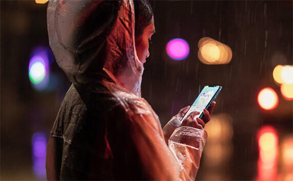全新 iPhone XR 配備這是 iPhone 迄今採用的最先進的 LCD， 6.1 英⼨ Liquid Retina顯示螢幕，它能支持快速、流暢的 iPhone 手勢，以及新的觸覺功能，讓你按壓主屏幕即可快速啓動相機或手電筒。另外，iPhone XR為你帶來電影院般的立體體驗。左右聲道的音響在播放時自動平衡，煲劇的體驗變得更完美了。