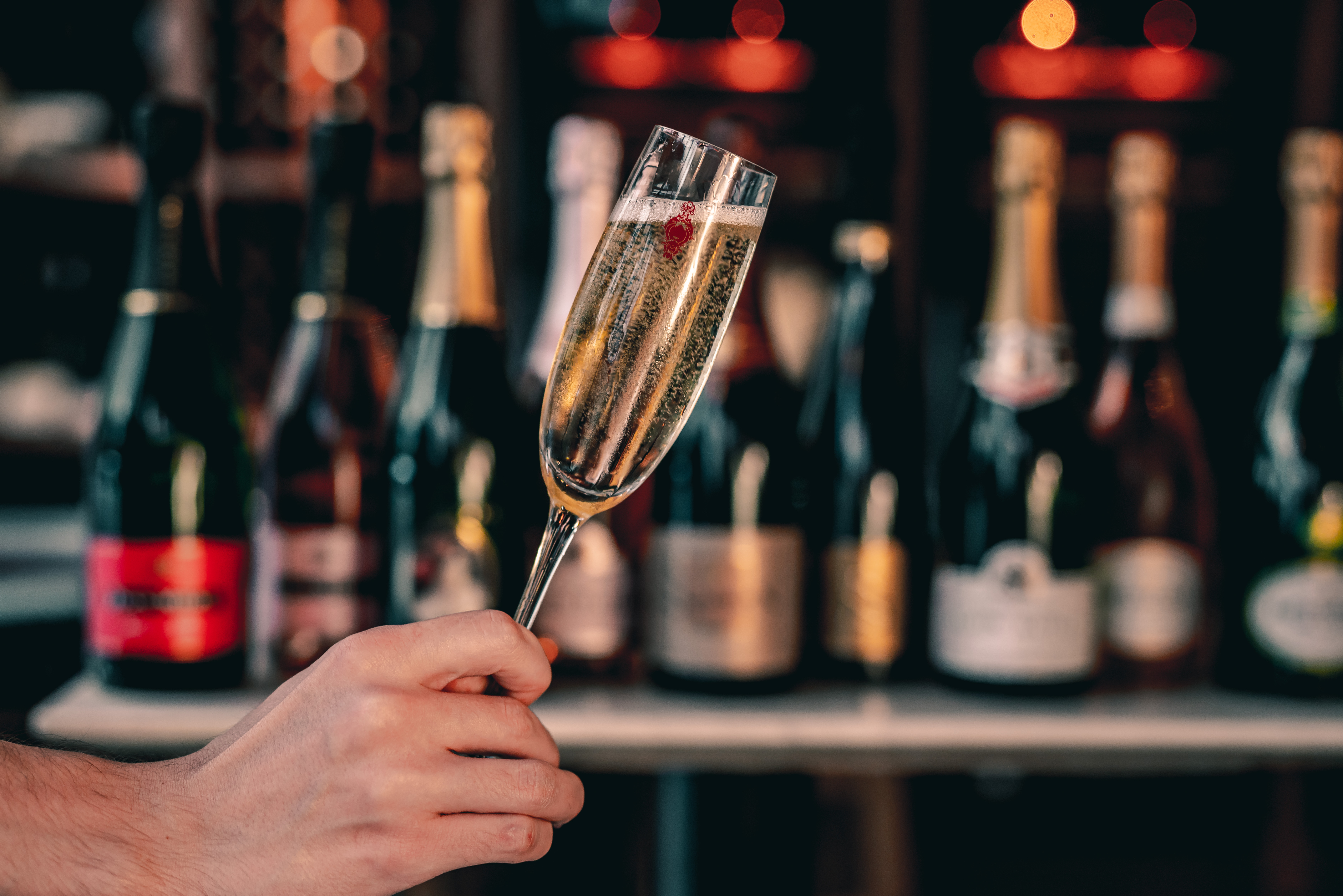 嘆盡50多款高質法國葡萄酒!尖沙咀酒吧Scarlett Café & Wine Bar最佳Happy Hour之選! 嘆盡50多款高質法國葡萄酒!尖沙咀酒吧Scarlett Café & Wine Bar最佳Happy Hour之選!