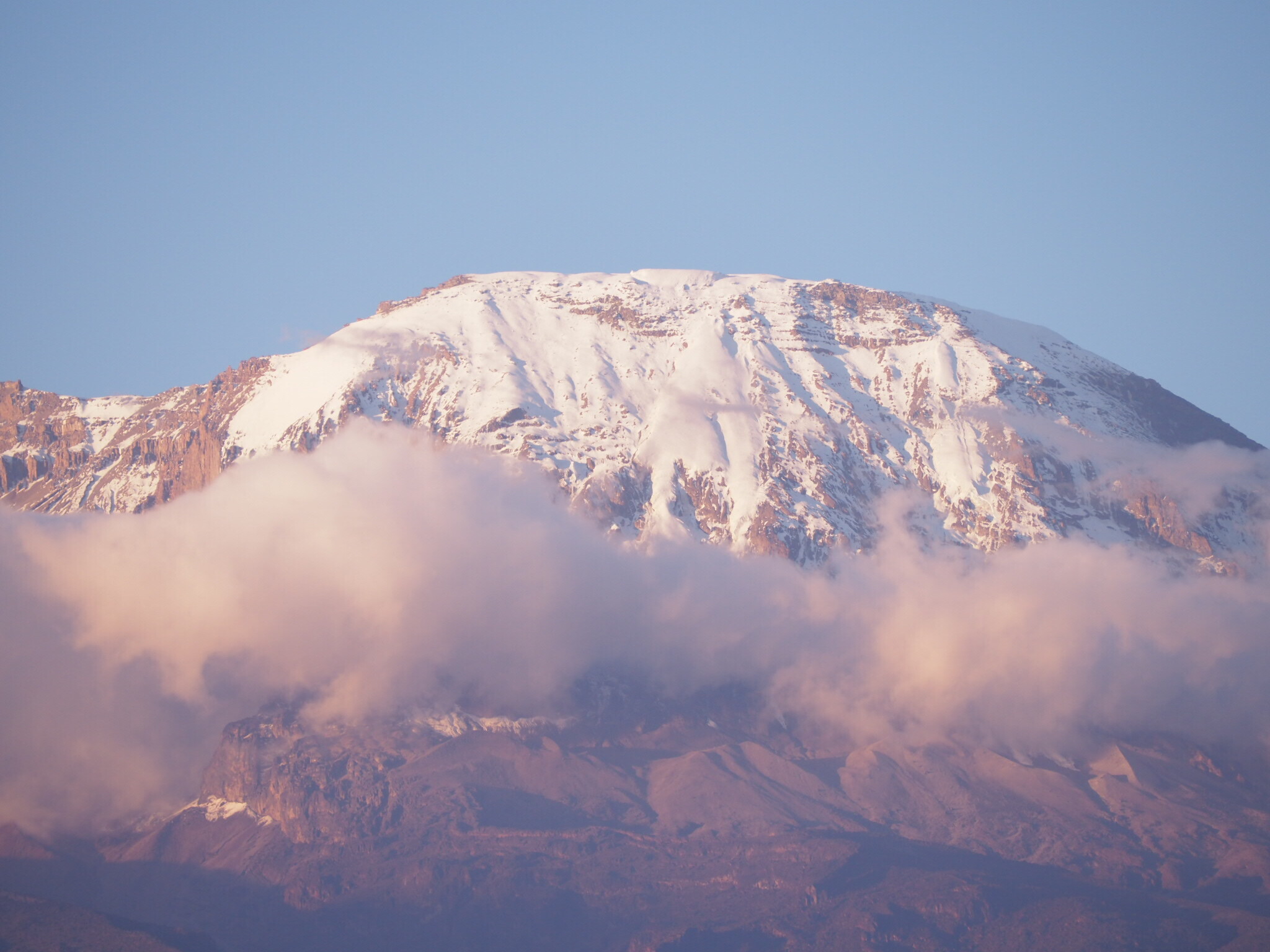 ▲非洲人視為聖山的Mount Kilimanjaro，海拔5,895米高。