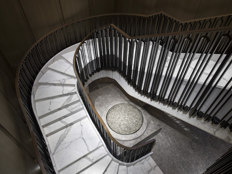 ▲酒店的旋轉樓梯經悉心設計，是不可錯過的婚攝景點之一。