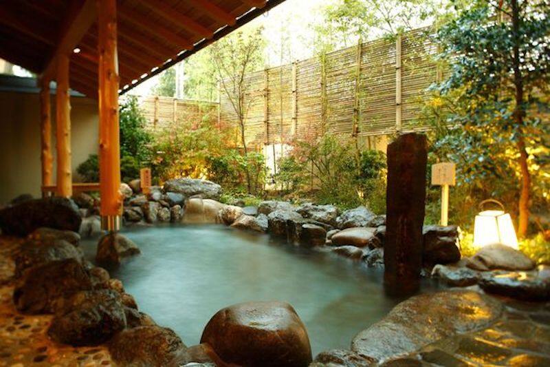 旅館內設有溫泉大浴池和露天溫泉，