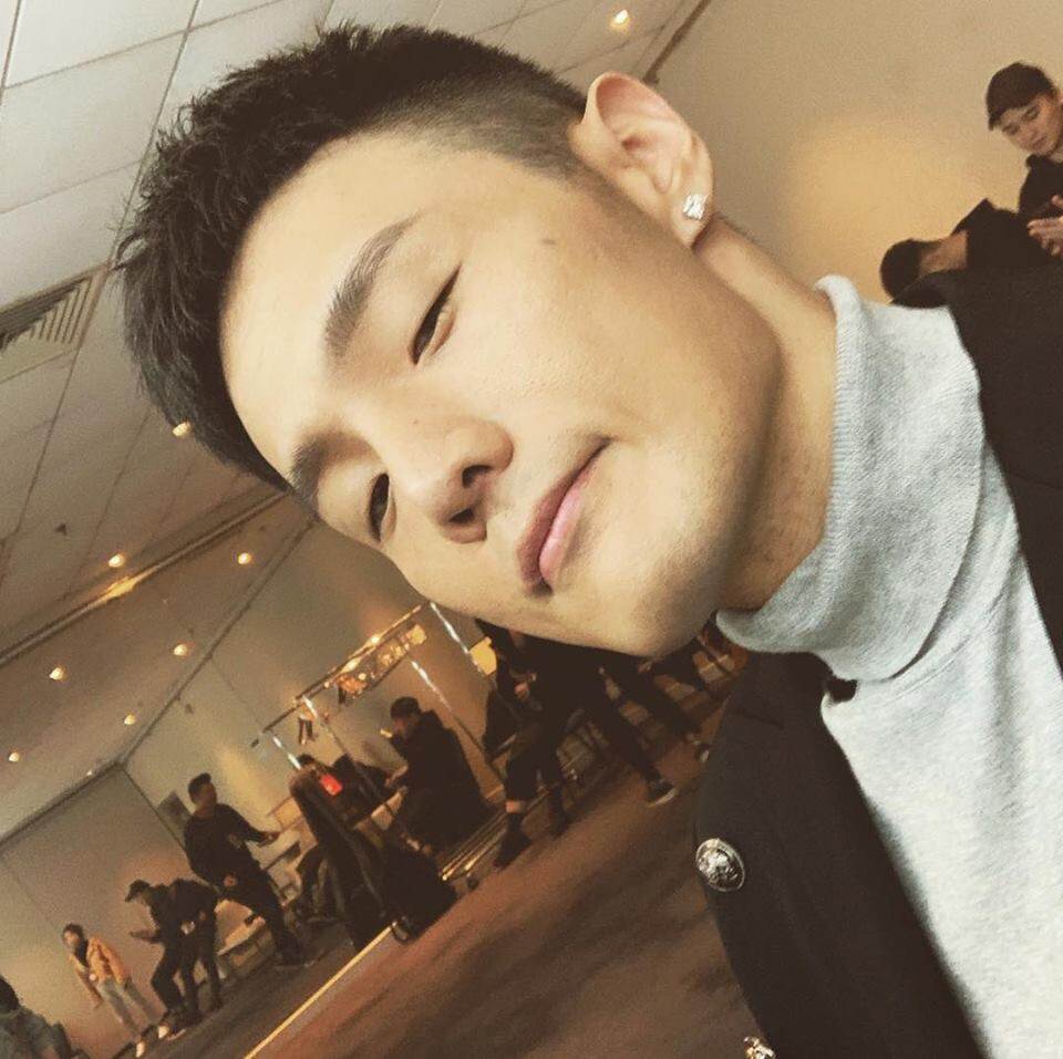 2015 年李榮浩意外手滑在微博上分享了他和楊丞琳的臉貼臉照，
