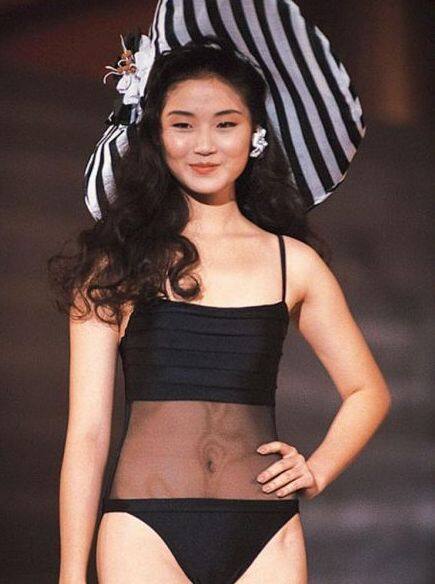 1989年參選「亞洲小姐」榮獲亞軍而入行的萬綺雯（蚊蚊）