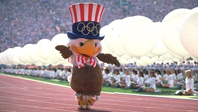 以美國國鳥為設計靈感的Sam頭戴美國國旗顏色的帽子