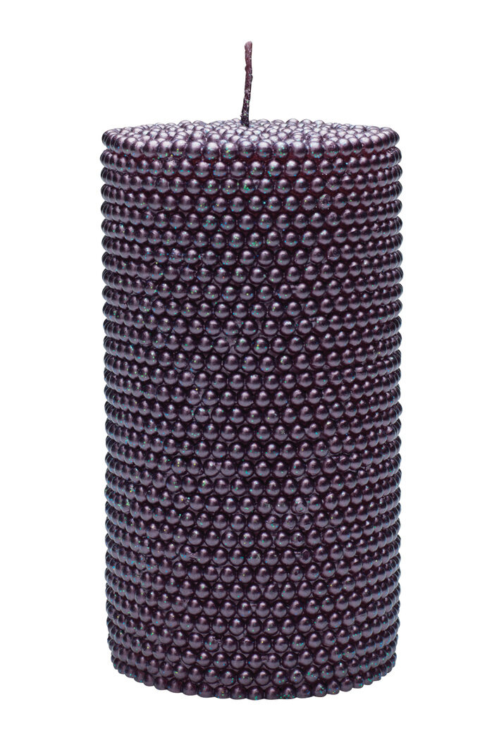 柱型飾珠蠟燭系列，飾滿串珠的獨特柱型蠟燭，適合點綴生活空間，備有梅紅色、暖灰色等多款可供選擇。（$149-＄299/Indigo)