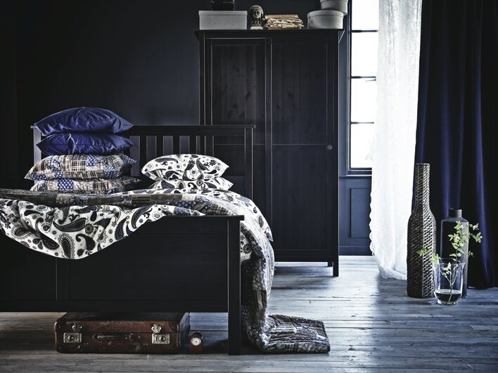 棕黑色特大雙人床架，採用耐用天然材料實木製成，能帶出溫暖感覺。優點是可調校床側板的高度，適合不同厚度的床褥。（$2,040/IKEA）