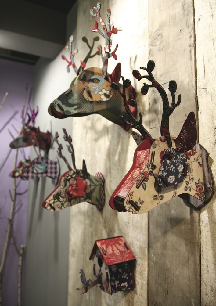 意大利品牌MIiho構思一系列以動物頭偽裝掛飾，鹿/馬頭做得栩栩如生，其敢於利用不同的物料，作品的線條富想像力且更充滿美感。($580-$1,250/Lost 